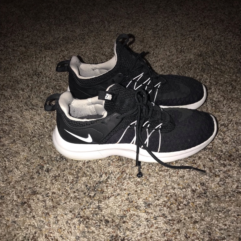Black nike tennis shoes
